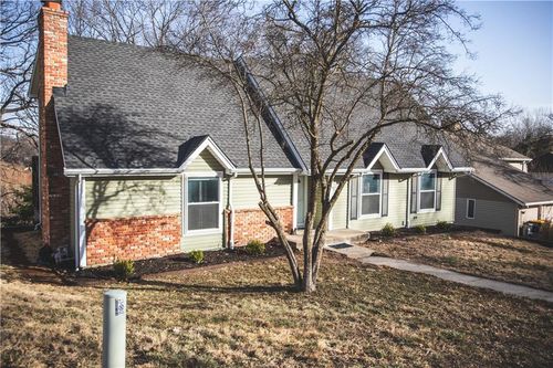 5506 Nw Verlin Dr, Parkville, MO, 64152-3233 | Card Image