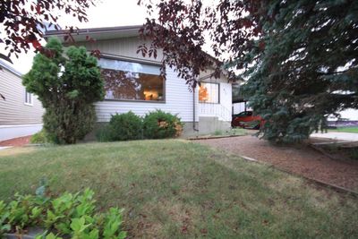 812 1 Ave N, House detached with 4 bedrooms, 2 bathrooms and 4 parking in Vauxhall AB | Image 1