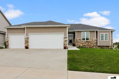 9505 Fairbury Ln, Lincoln, NE, 68516-9436 | Card Image