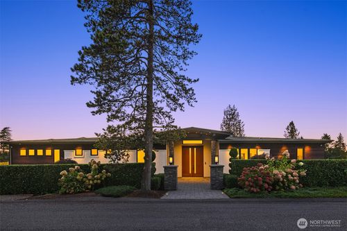 8926 Ne 36th St, Yarrow Point, WA, 98004-1237 | Card Image