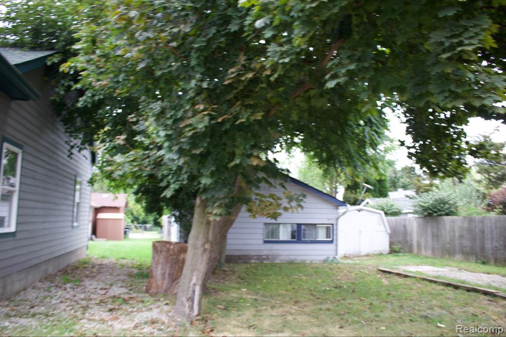 Glenbroke St, Keego Harbor, MI 48320