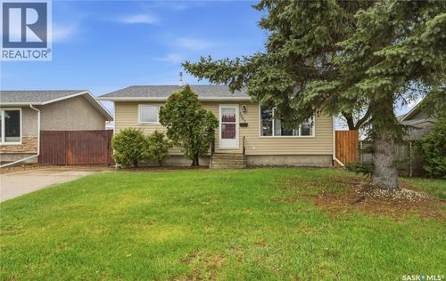 1007 Warner St, Moose Jaw, SK, S6H5S6 | Card Image