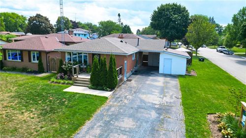 2 Allanton Blvd, Brantford, ON, N3R3B9 | Card Image