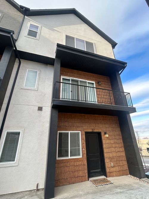 37 E Vantage Dr, North Salt Lake, UT, 84054-1807 | Card Image