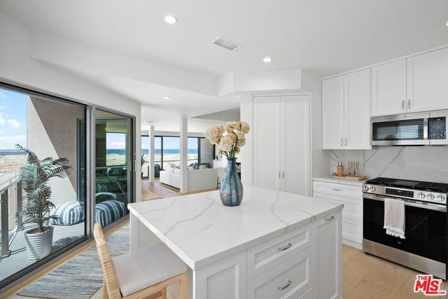 APT-201 - 5205 Ocean Front Walk, Condo with 2 bedrooms, 3 bathrooms and 2 parking in Marina del Rey CA | Image 27