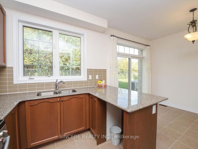 74 Paper Mills Cres, House attached with 3 bedrooms, 3 bathrooms and 1 parking in Richmond Hill ON | Image 7