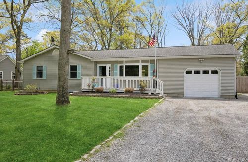 85 Old Stone Rd, Calverton, NY, 11933-1133 | Card Image