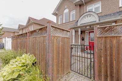 138 Pressed Brick Dr, Home with 3 bedrooms, 2 bathrooms and 3 parking in Brampton ON | Image 2