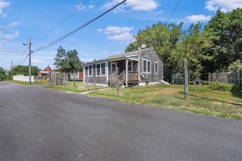 51 Pine St, Portsmouth, RI, 02871-4415 | Card Image