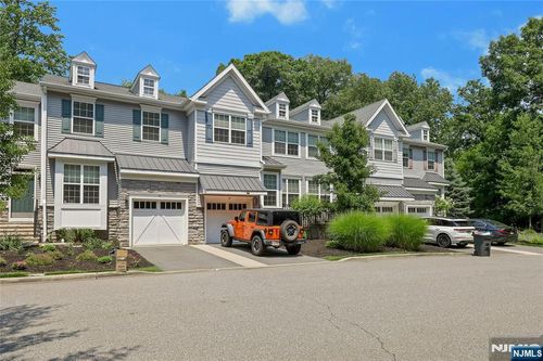 28 Masterson Ct, Waldwick, NJ, 07463-1136 | Card Image