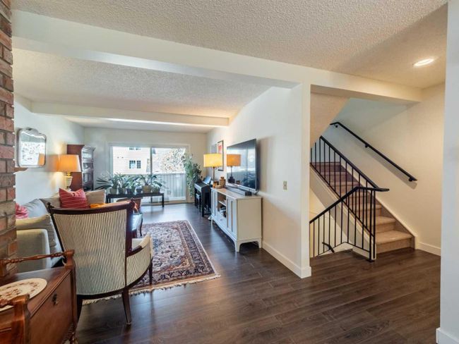 393 Point Mckay Gardens Nw, Home with 3 bedrooms, 2 bathrooms and 2 parking in Calgary AB | Image 6