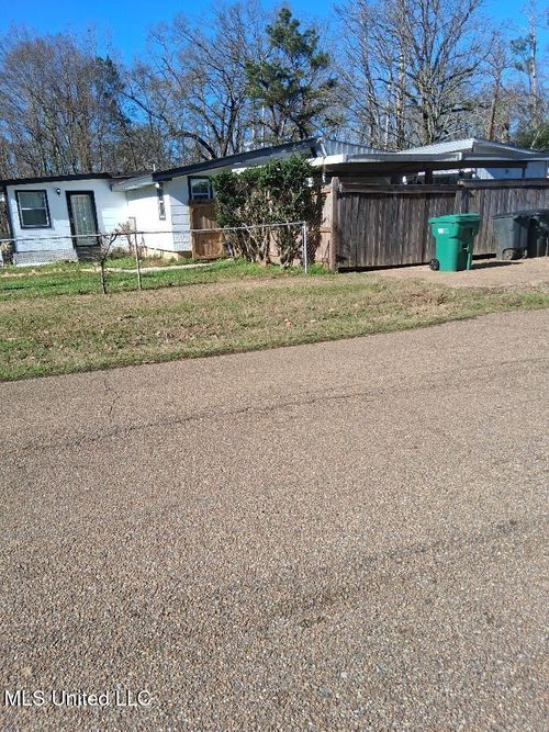 273 Lake Dockery Dr, Byram, MS, 39272-9792 | Card Image