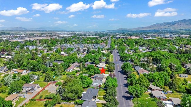 Aerial overview of property's location featuring mountains | Image 48
