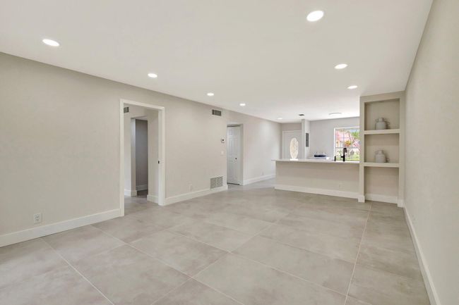 733 Nantucket Cir, Condo with 2 bedrooms, 2 bathrooms and null parking in Lake Worth FL | Image 9