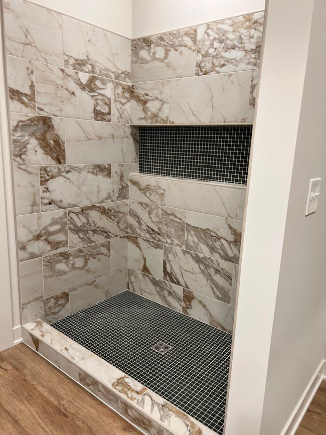 Master walk in shower | Image 19
