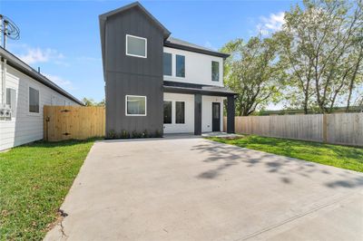 6525 Madrid Street, Home with 3 bedrooms, 3 bathrooms and null parking in Houston TX | Image 2