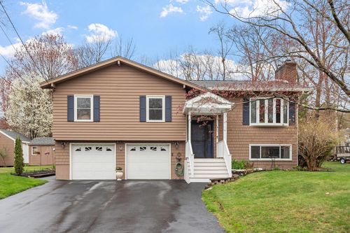 3 Westgate Rd, Derry, NH, 03038-3735 | Card Image