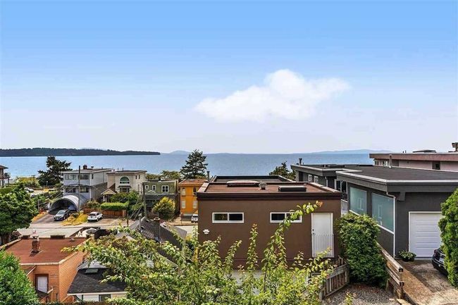 15542 Columbia Avenue, House other with 2 bedrooms, 1 bathrooms and null parking in White Rock BC | Image 1