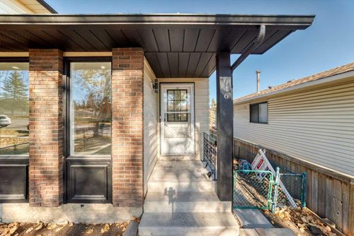 946 Berkley Dr Nw, Calgary, AB, T3K1A2 | Card Image