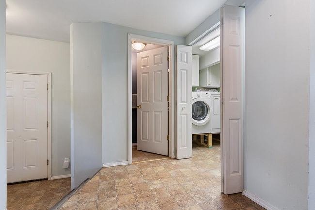 Side/attached garage entrway | Image 23