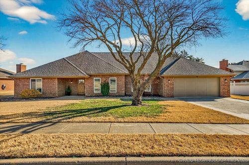 2924 Claremont Dr, Bartlesville, OK, 74006-5812 | Card Image