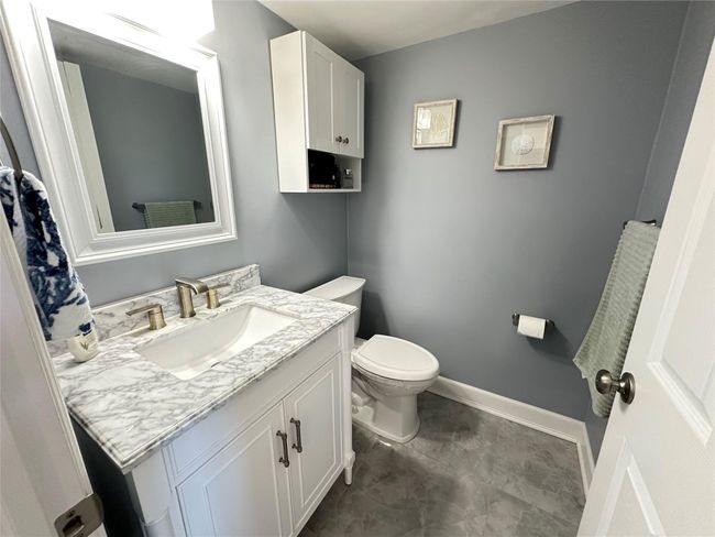 1/2 bath by kitchen | Image 32