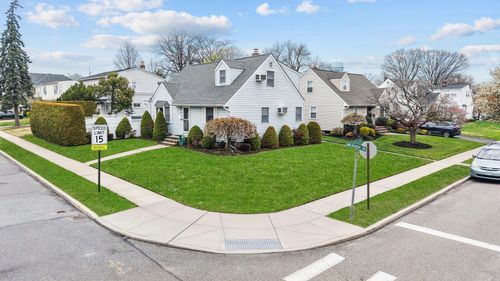 10 Meadow Dr, Albertson, NY, 11507-1433 | Card Image