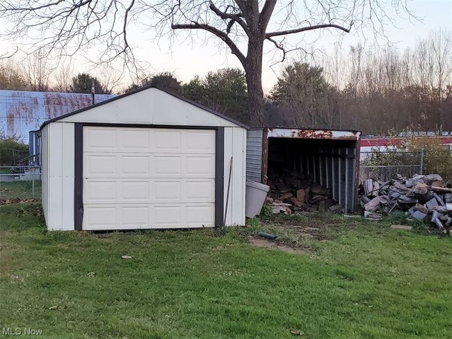 Garage with a lawn | Image 4
