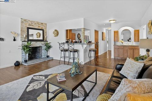 18201 Lake Chabot Rd, Castro Valley, CA, 94546-1945 | Card Image