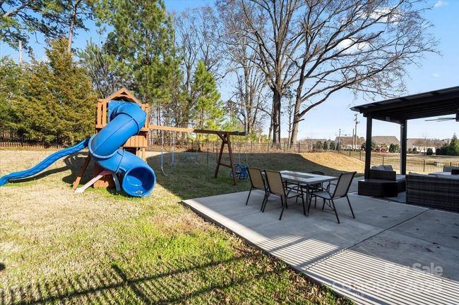 Plenty of yard space | Image 38
