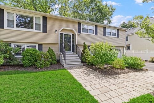 3 Young St, Lexington, MA, 02420-2225 | Card Image