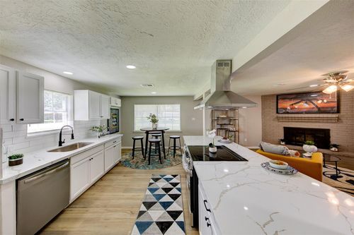 8511 Honeysuckle St, Highlands, TX, 77562-3019 | Card Image