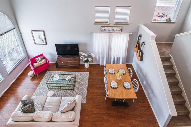 Overview of living and breakfast area | Image 10