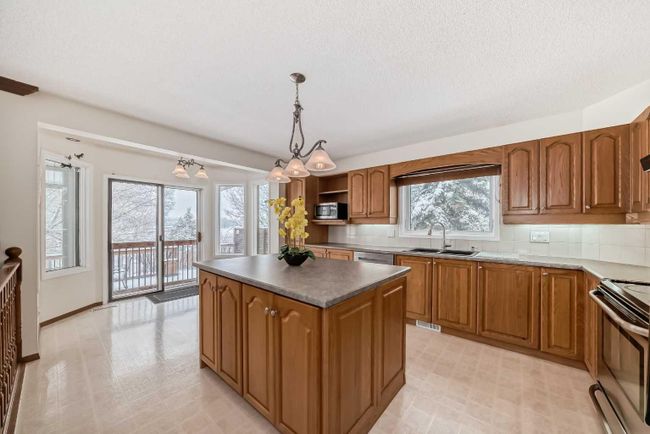 240 Deer River Place Se, Home with 4 bedrooms, 3 bathrooms and 4 parking in Calgary AB | Image 10