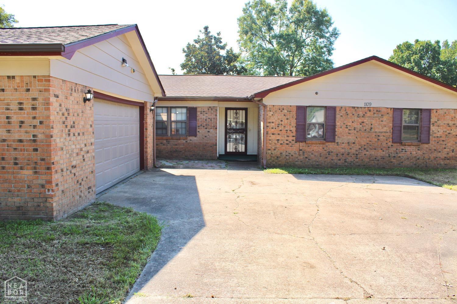 Mayfair Ln, Blytheville, AR 72315