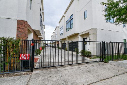 70 N Hutcheson St, Houston, TX, 77003-1848 | Card Image