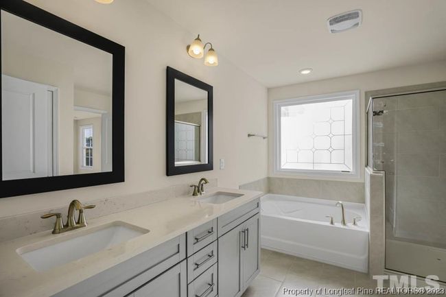 Primary Bathroom | Image 8