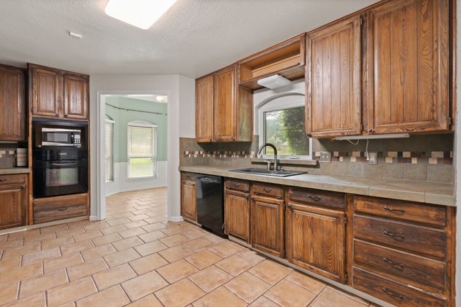 124 Bent Tree Trl, House other with 3 bedrooms, 2 bathrooms and null parking in Burleson TX | Image 11