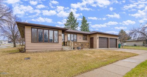 1913 Grant Dr, Bismarck, ND, 58501-2352 | Card Image