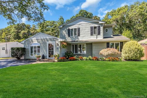 554 Bayport Ave, Bayport, NY, 11705-1425 | Card Image