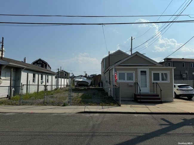 102 E 6 Th Rd, House other with 3 bedrooms, 1 bathrooms and null parking in Broad Channel NY | Image 12
