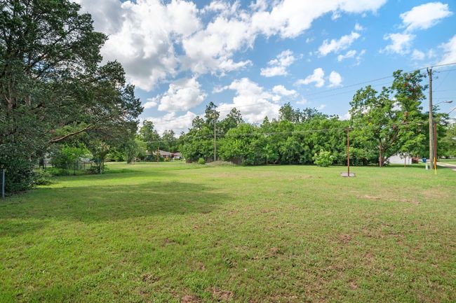 907 N Avenue C, House other with 3 bedrooms, 1 bathrooms and 4 parking in Elgin TX | Image 38