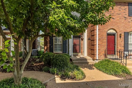 1042 Brooksgate Manor Dr, Saint Louis, MO, 63122-7101 | Card Image