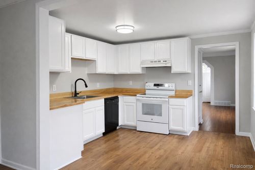 26537 Brettonwoods St, Madison Heights, MI, 48071-3554 | Card Image