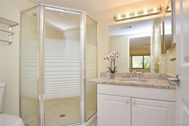 Primary Bathroom | Image 16