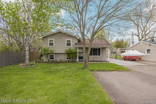 537 Woodbridge Cir, Waterford, MI, 48327-2876 | Card Image