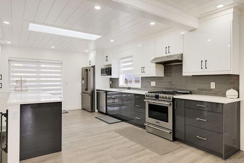 2710 Victor St, Victoria, BC, V8R4E4 | Card Image