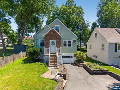 1 Westview Ave, Roseland, NJ, 07068-1212 | Card Image