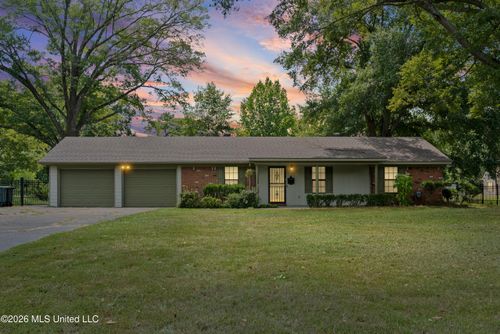 301 Mckie St, Senatobia, MS, 38668-2211 | Card Image