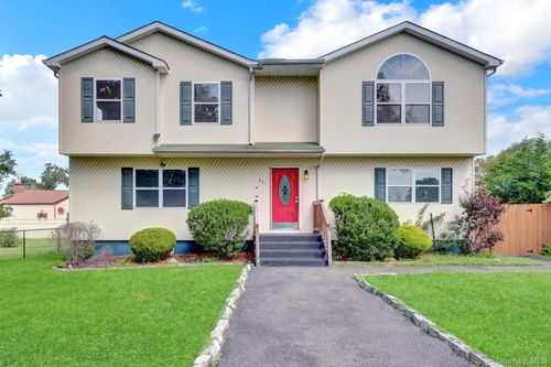231 Columbus Boulevard, Babylon, NY, 11701 | Card Image